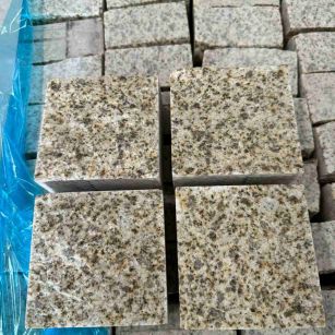 四川 黄金麻花岗岩自然面小方块，弹石，马蹄石等