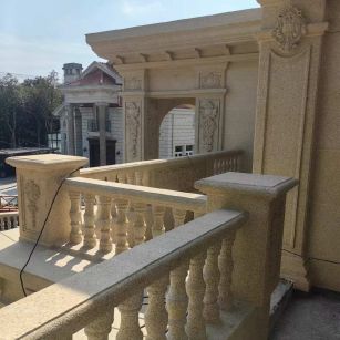 四川 黄金麻别墅外墙干挂雕花配合阳台栏杆花瓶柱