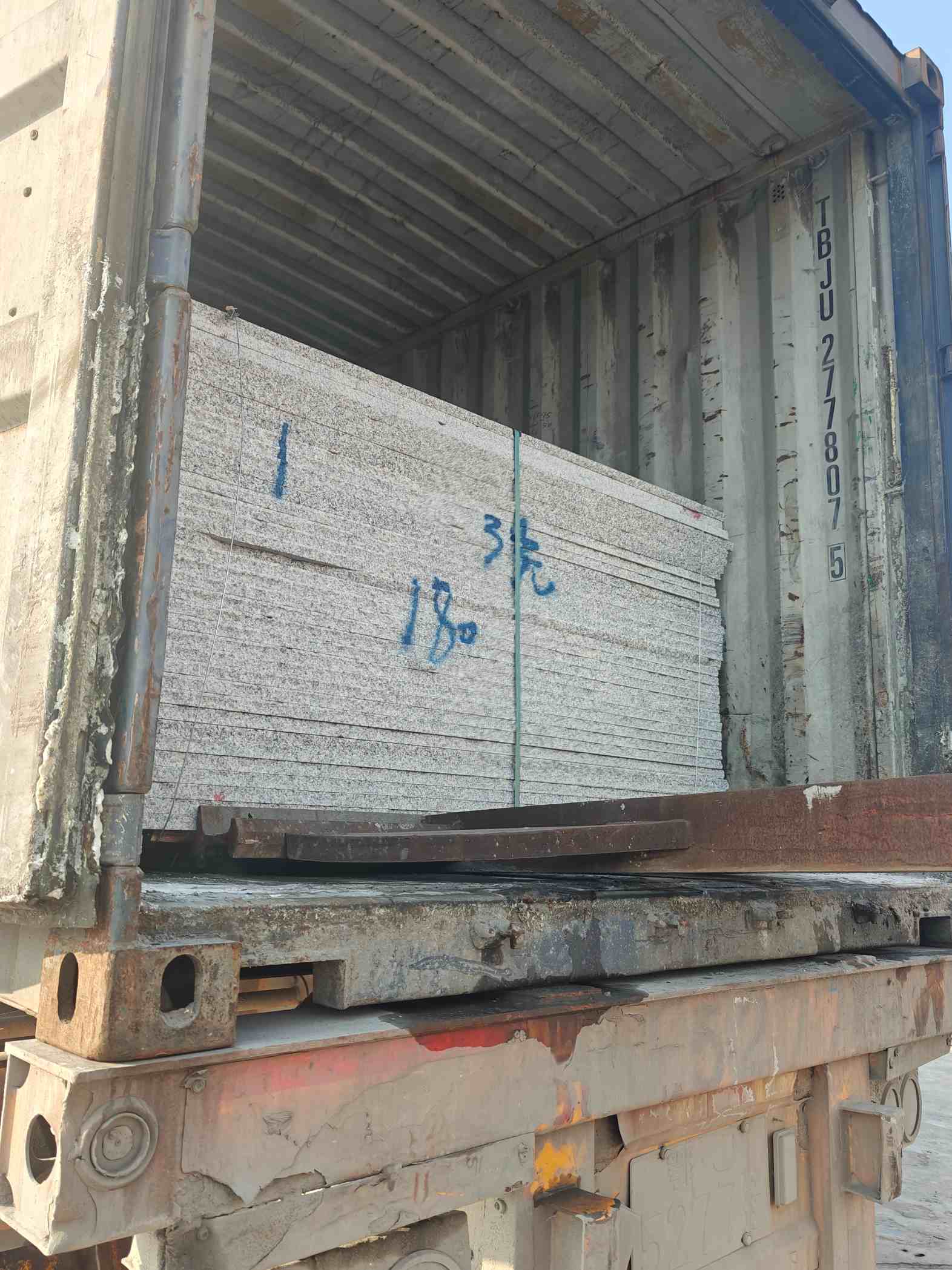 四川 芝麻白花岗岩石材3.0公分光面毛板装柜出货