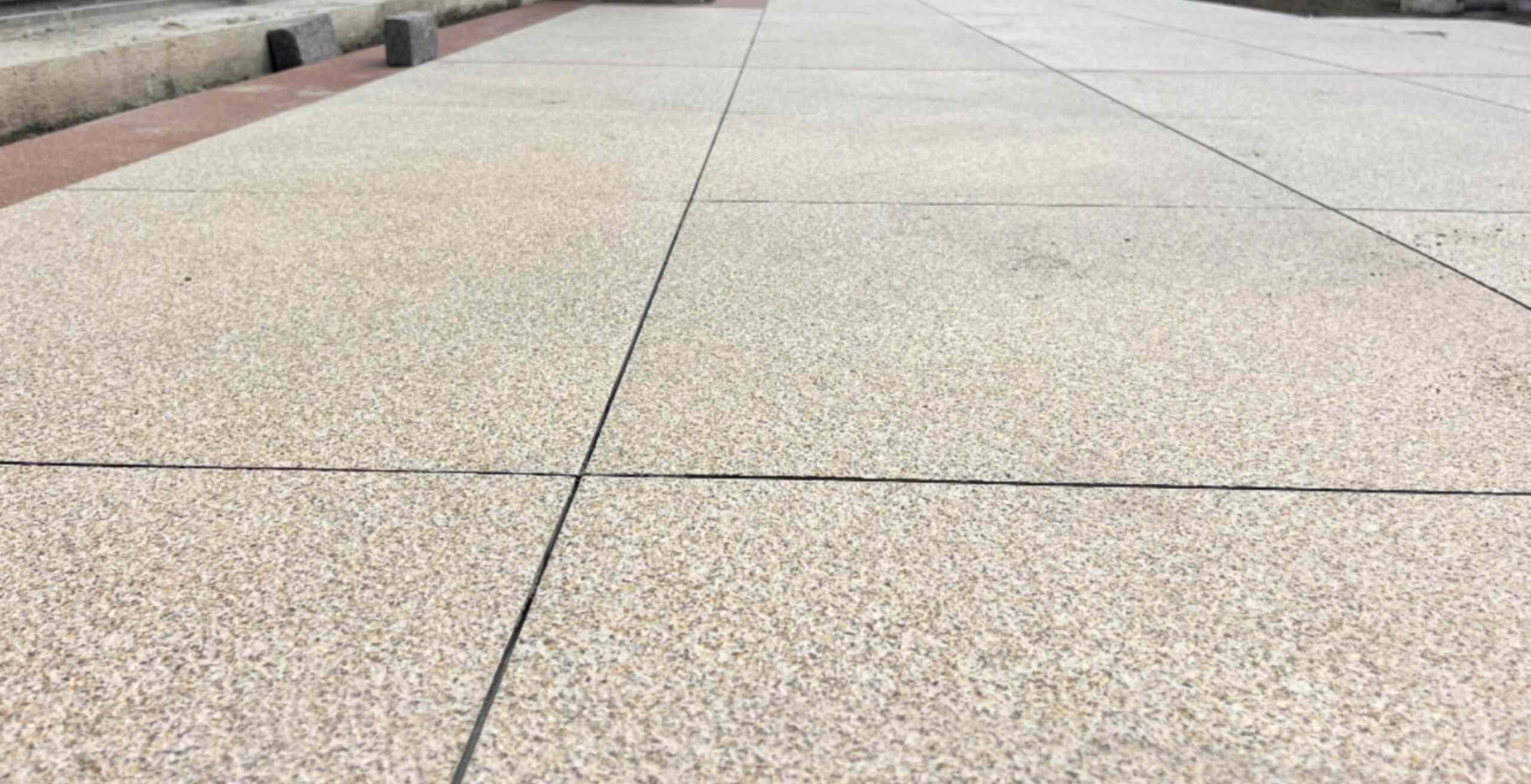 四川 黄金麻花岗岩石板材荔枝面地面铺装效果