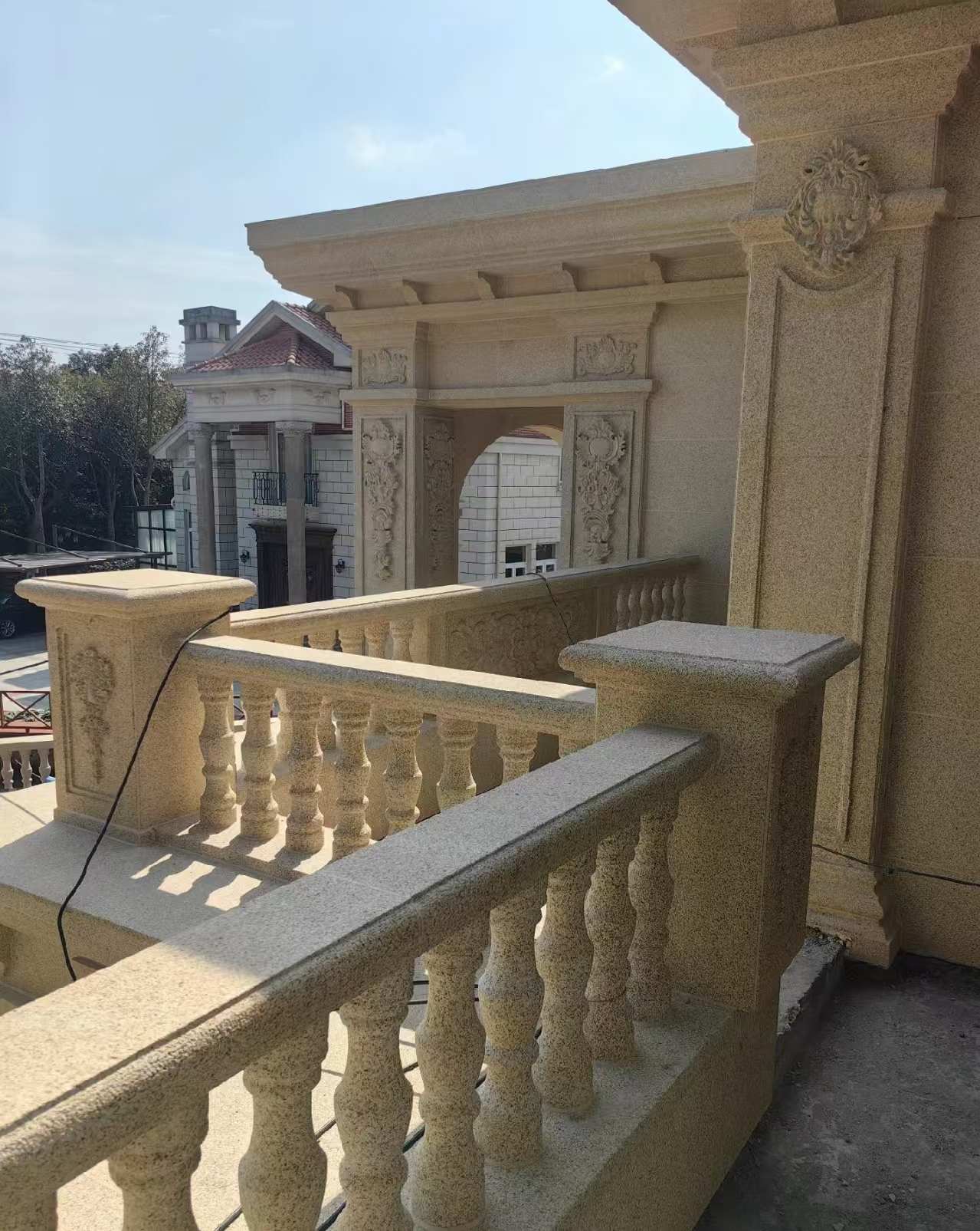 四川 黄金麻别墅外墙干挂雕花配合阳台栏杆花瓶柱