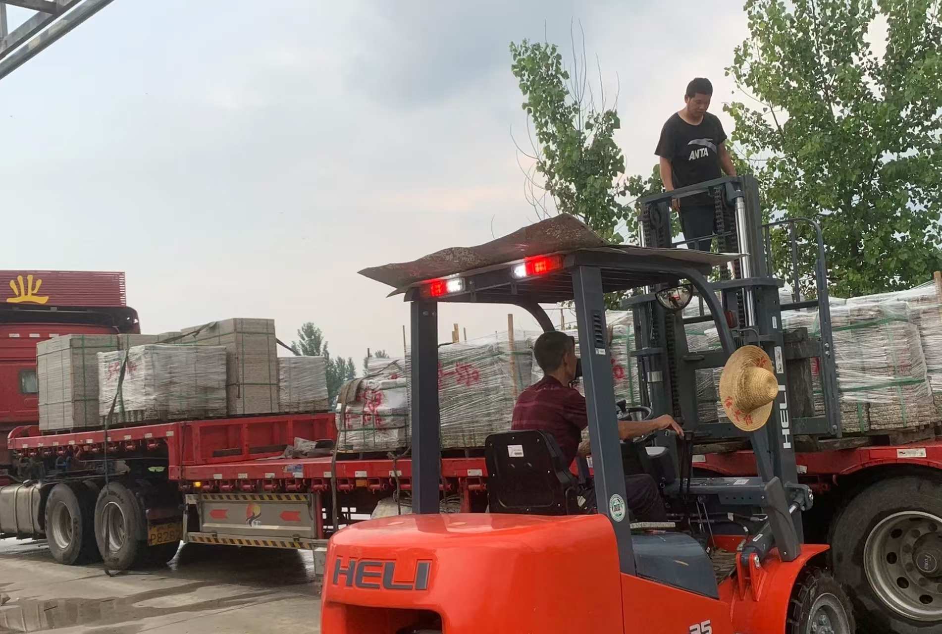 四川 黄金麻冰裂纹，地铺石装车