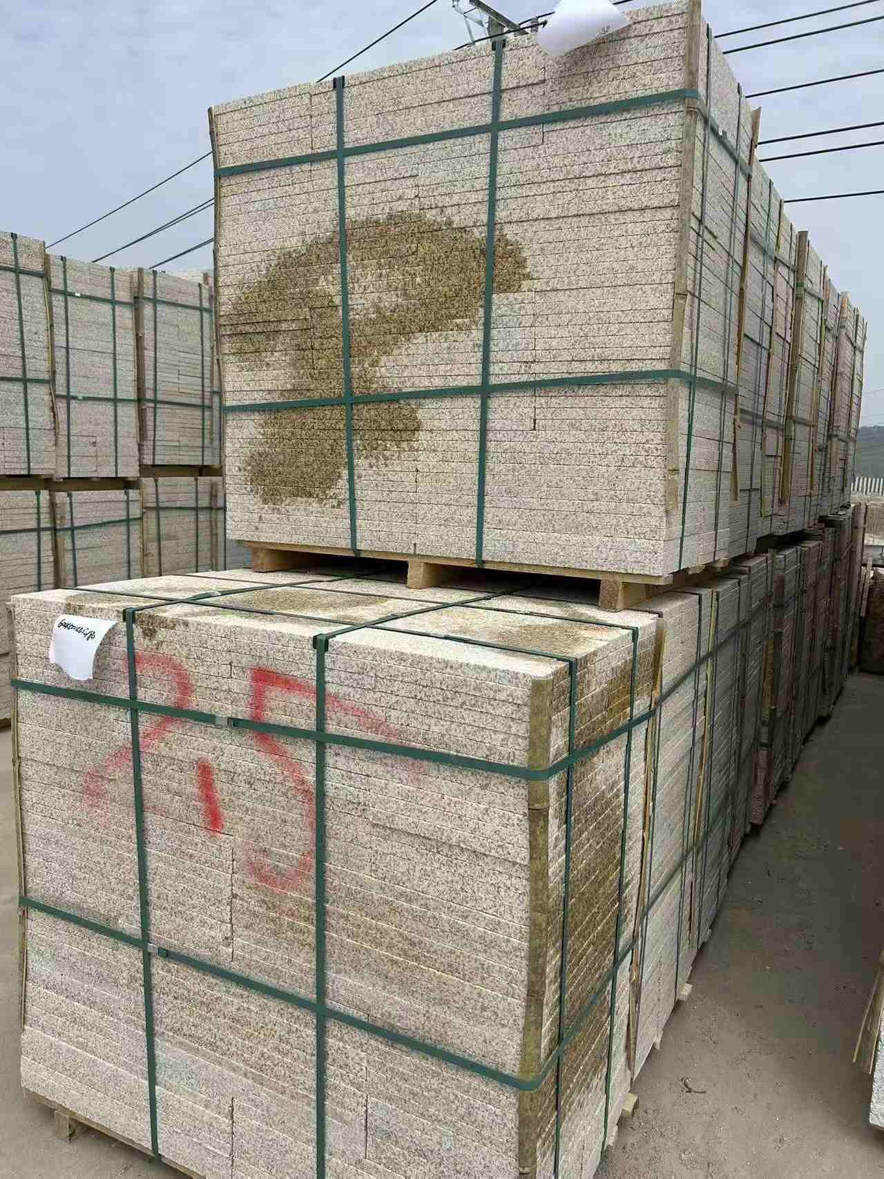 四川 黄金麻花岗岩石材荔枝面地铺石2.5*300*600