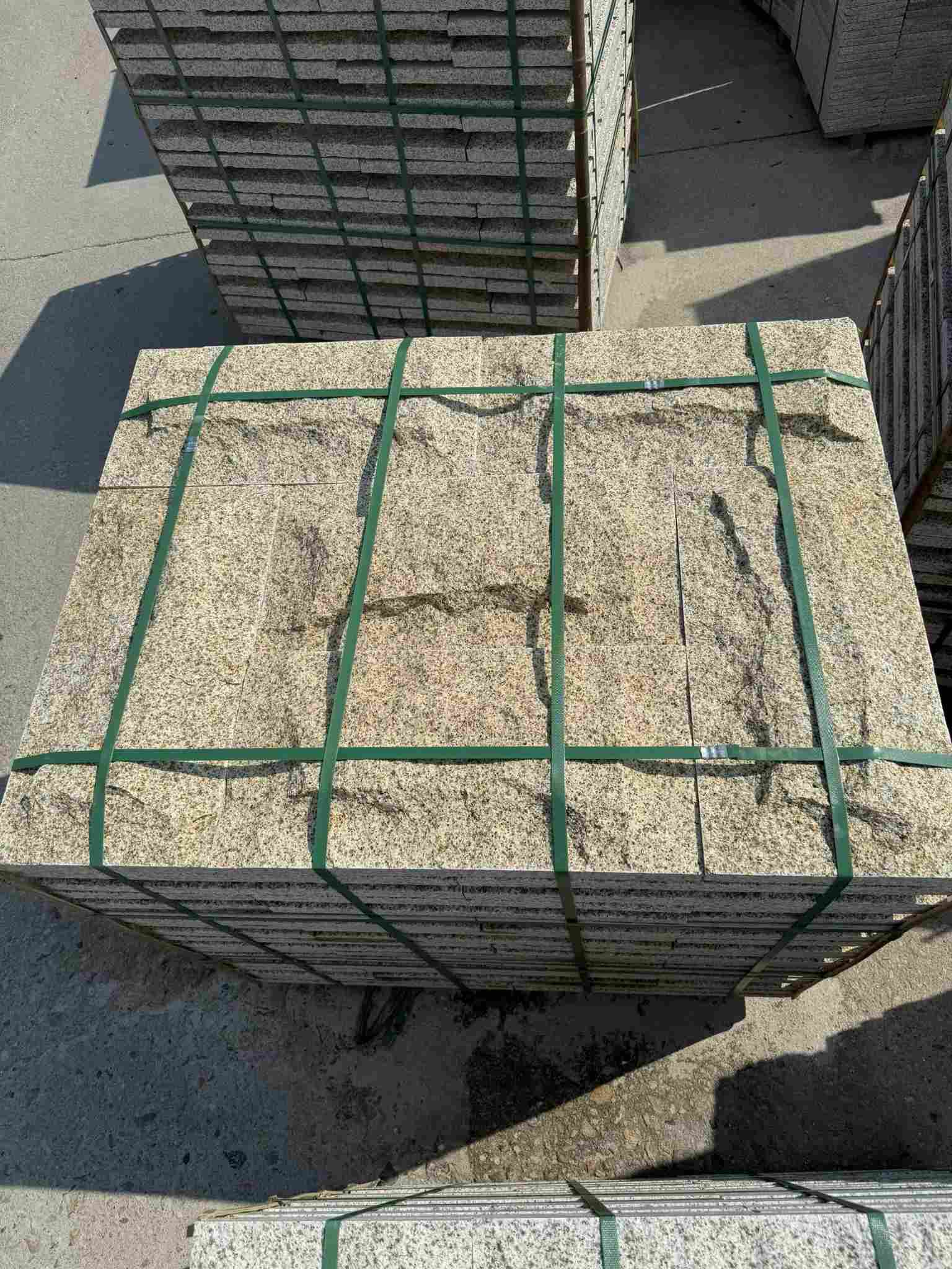 四川 黄金麻花岗岩石材自然面蘑菇石成品