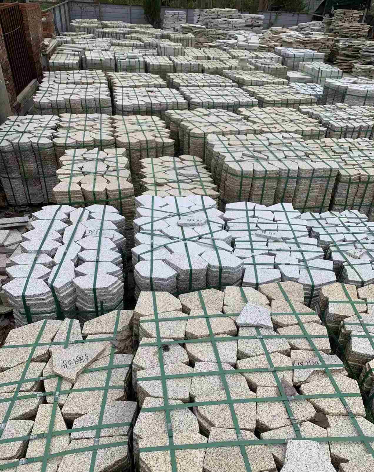 四川 黄金麻白麻花岗岩荔枝面地铺石(冰裂纹)