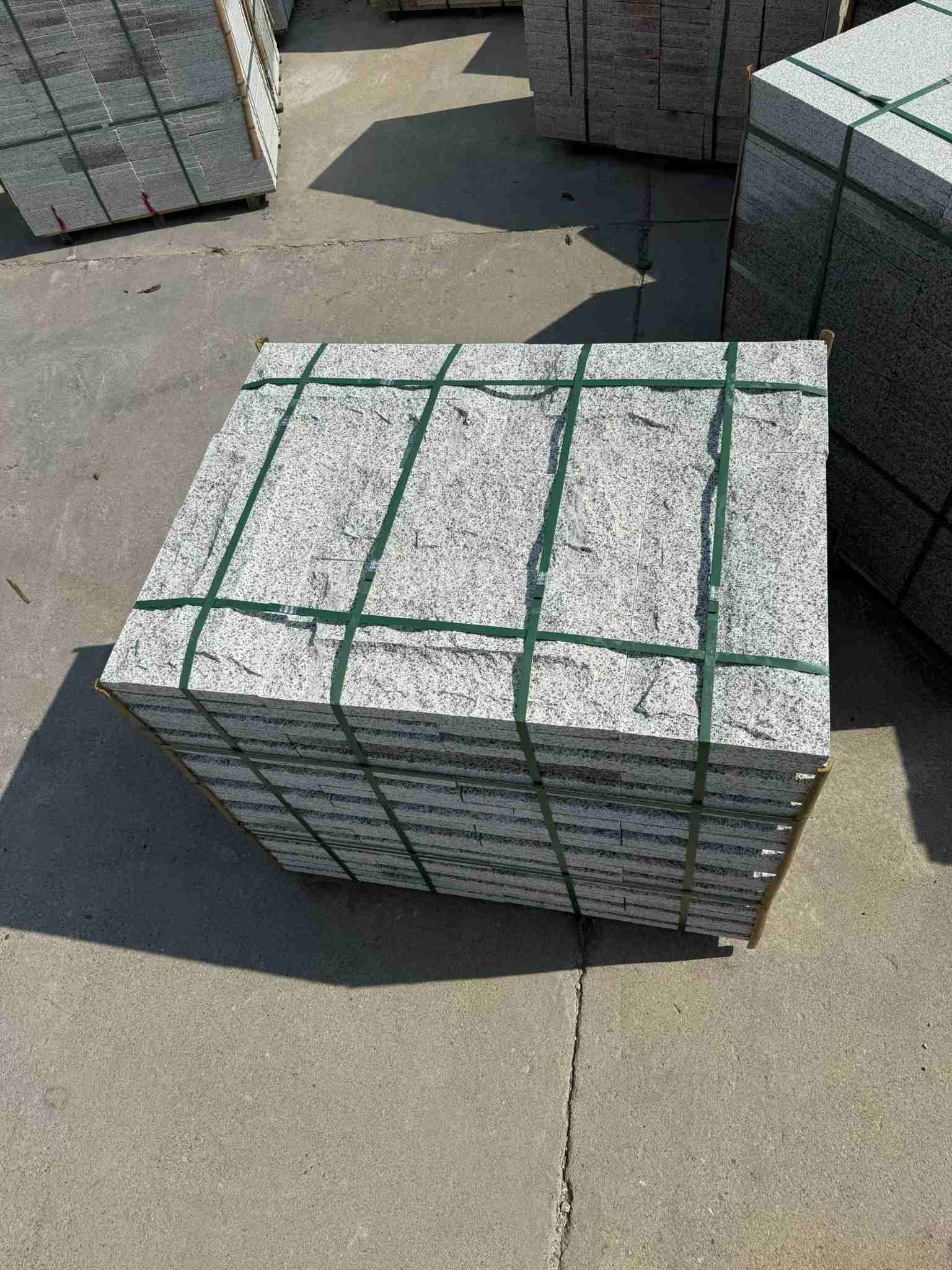 四川 白麻花岗岩石材自然面蘑菇石成品