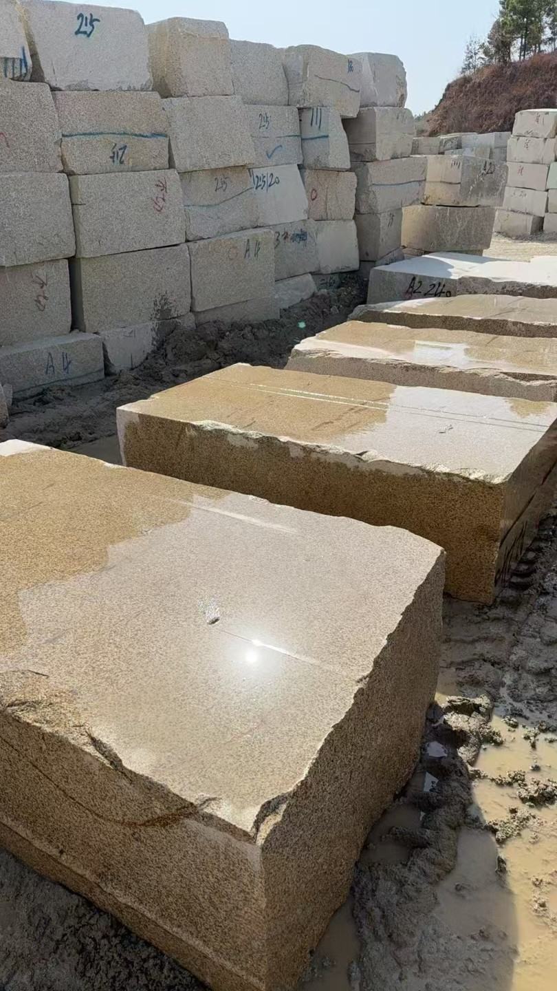 四川 黄金麻方料堆场洗料分选中，原材料充足