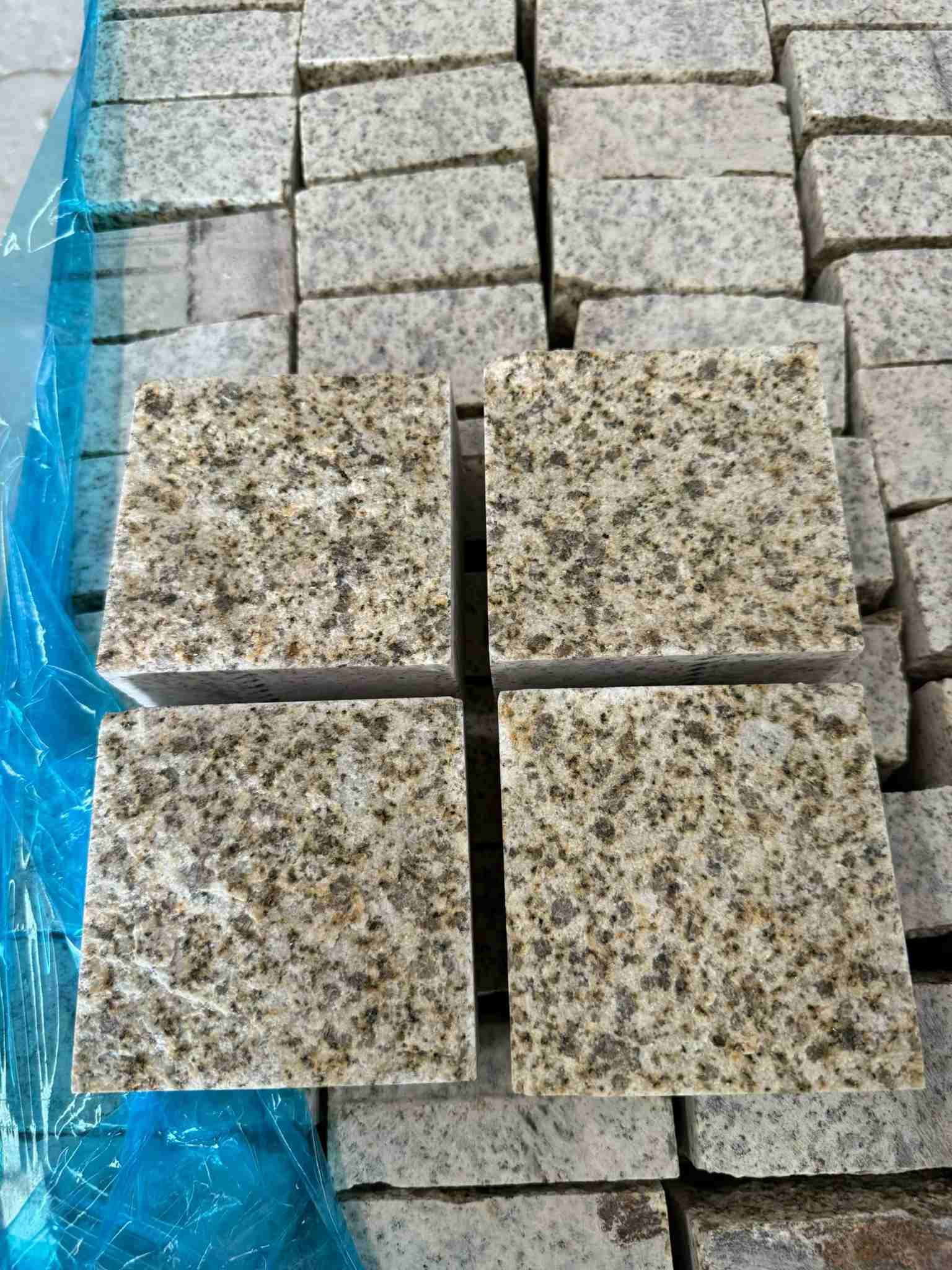 四川 黄金麻花岗岩自然面小方块，弹石，马蹄石等