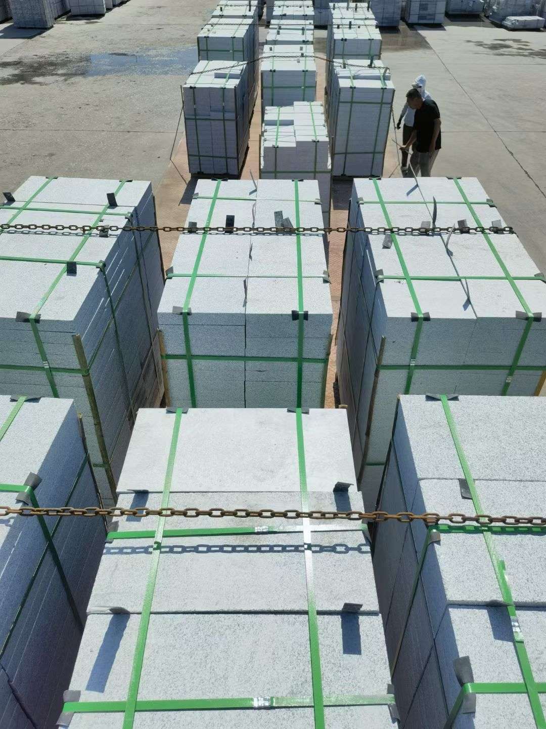 四川 芝麻白花岗岩5公分地铺石 花岗岩厂家工厂装车日常