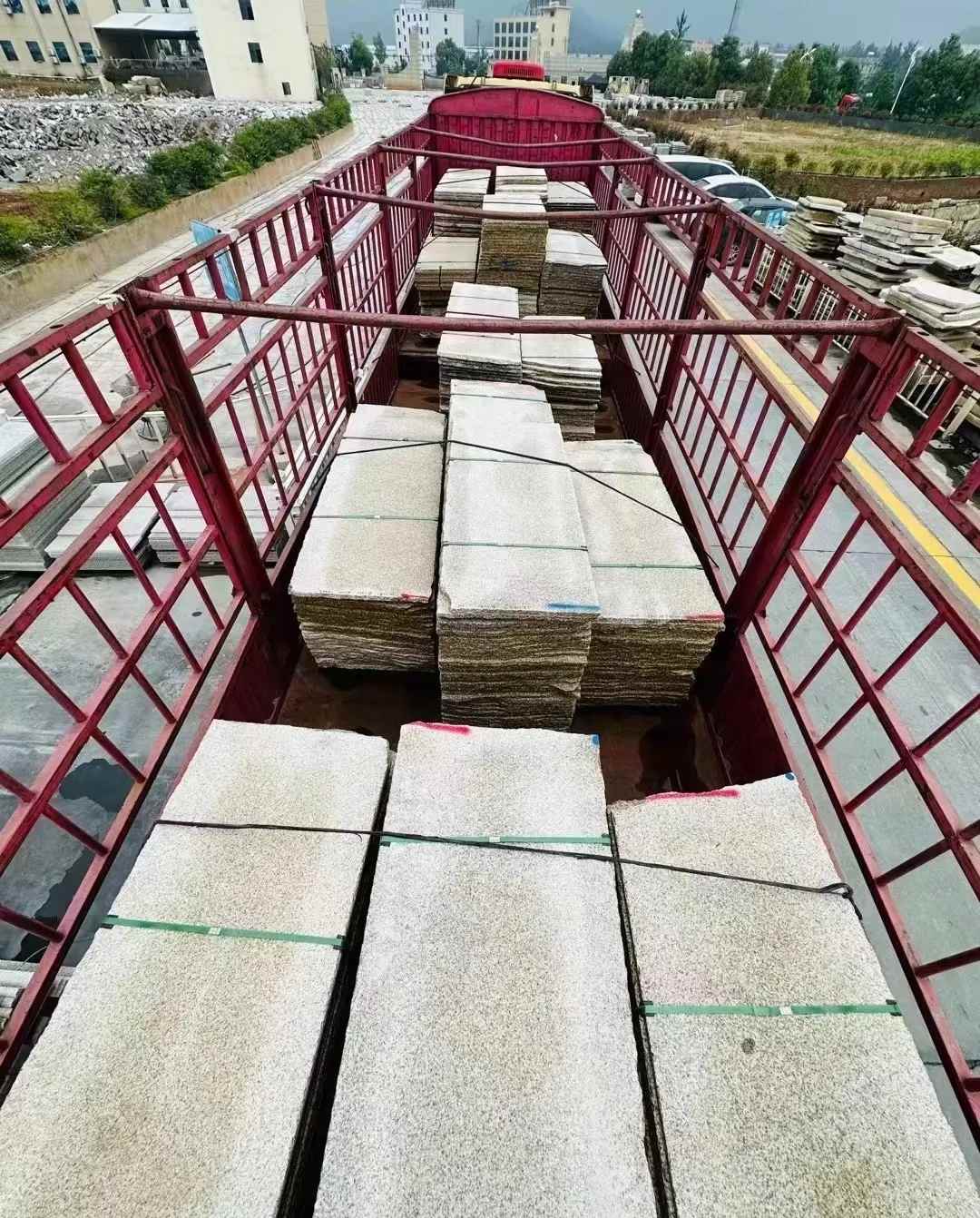 四川 黄金麻花岗岩荔枝面，光面毛板装车完成