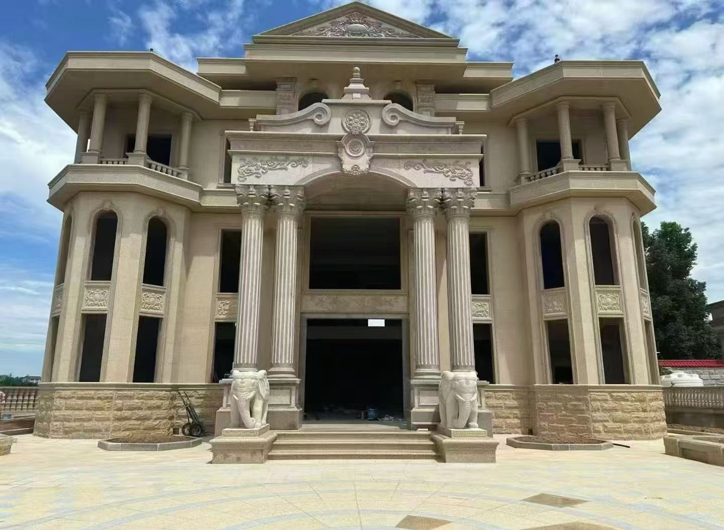 四川 黄金麻别墅外墙干挂，大柱，大象，蘑菇石，雕花板