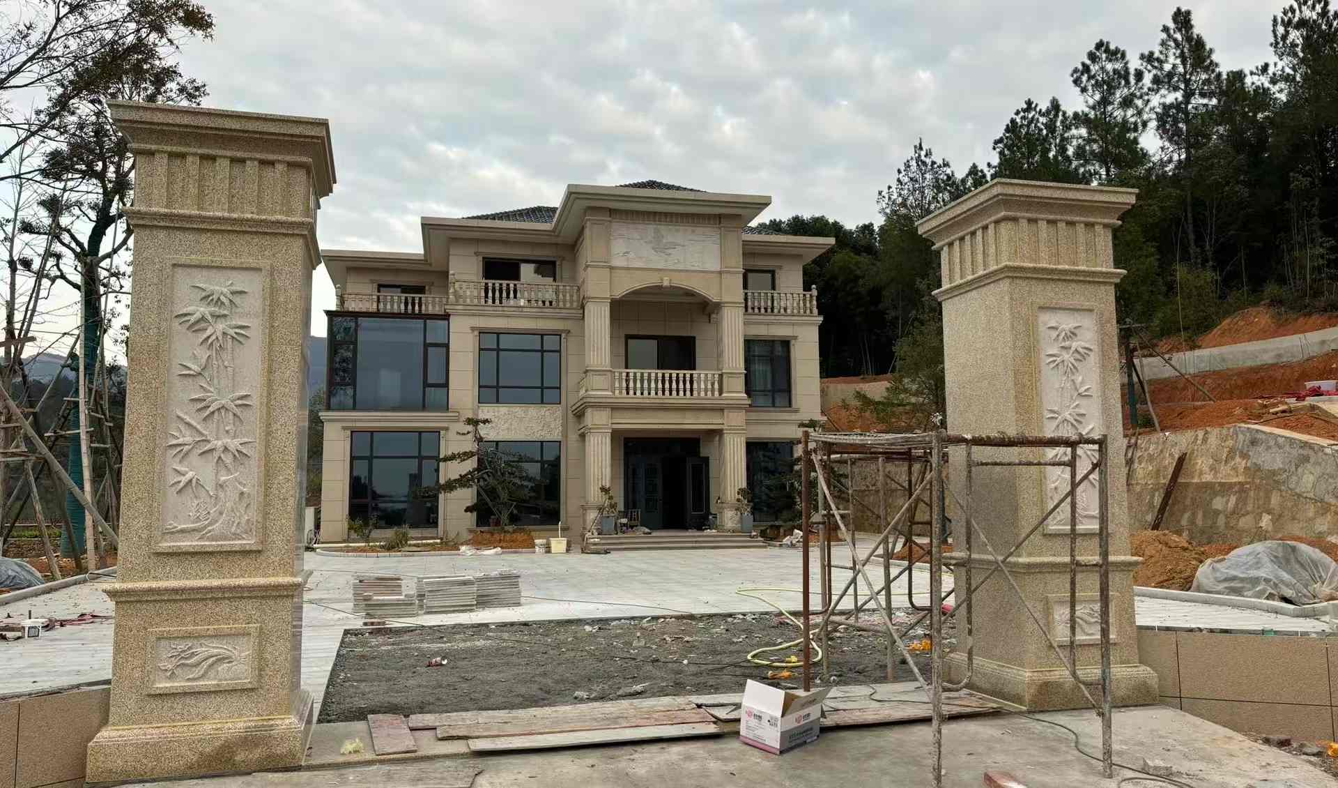 四川 黄金麻花岗岩别墅雕花外墙干挂配上门口雕花罗马柱