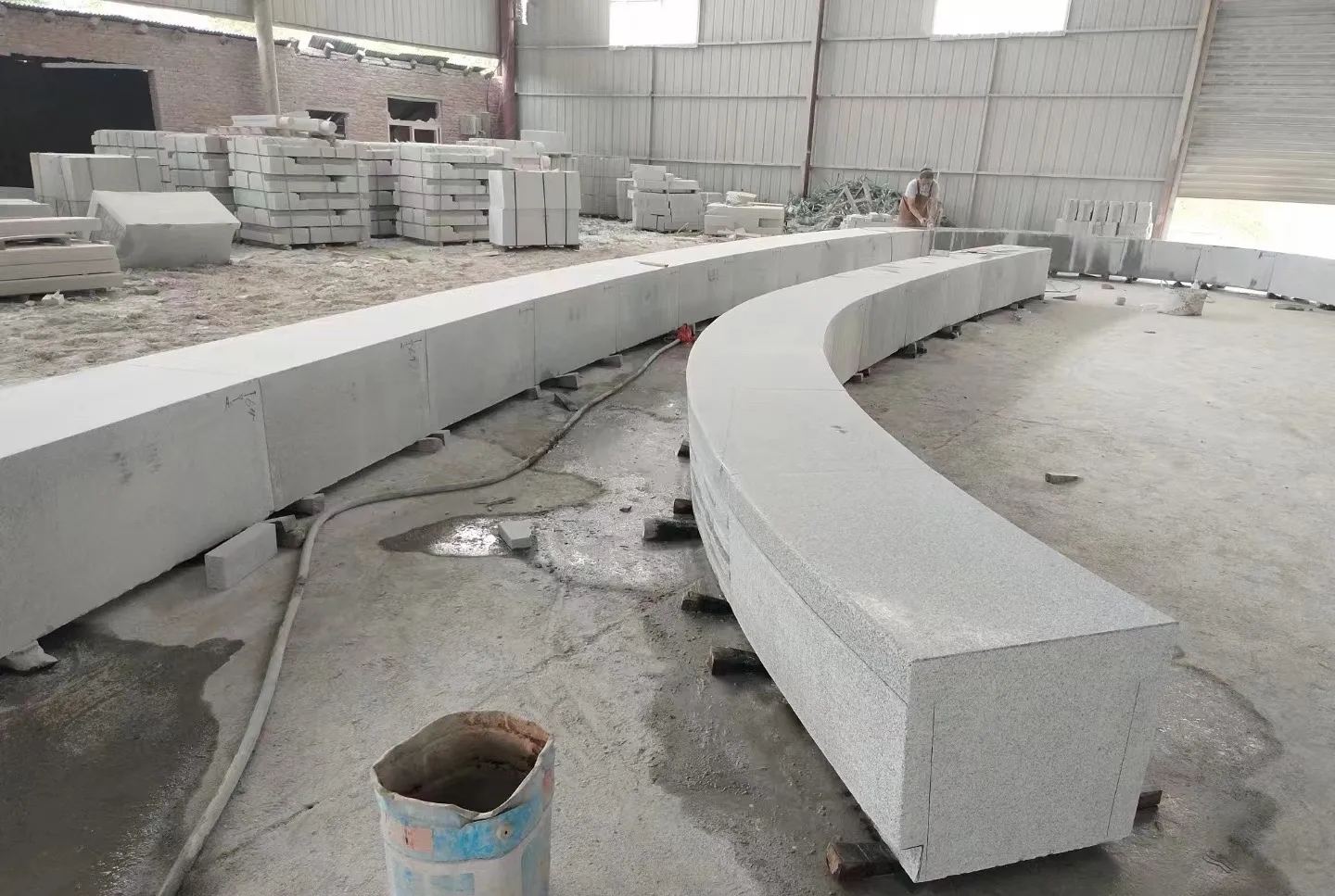 四川芝麻白花岗岩石板材 园林光面弧形坐凳