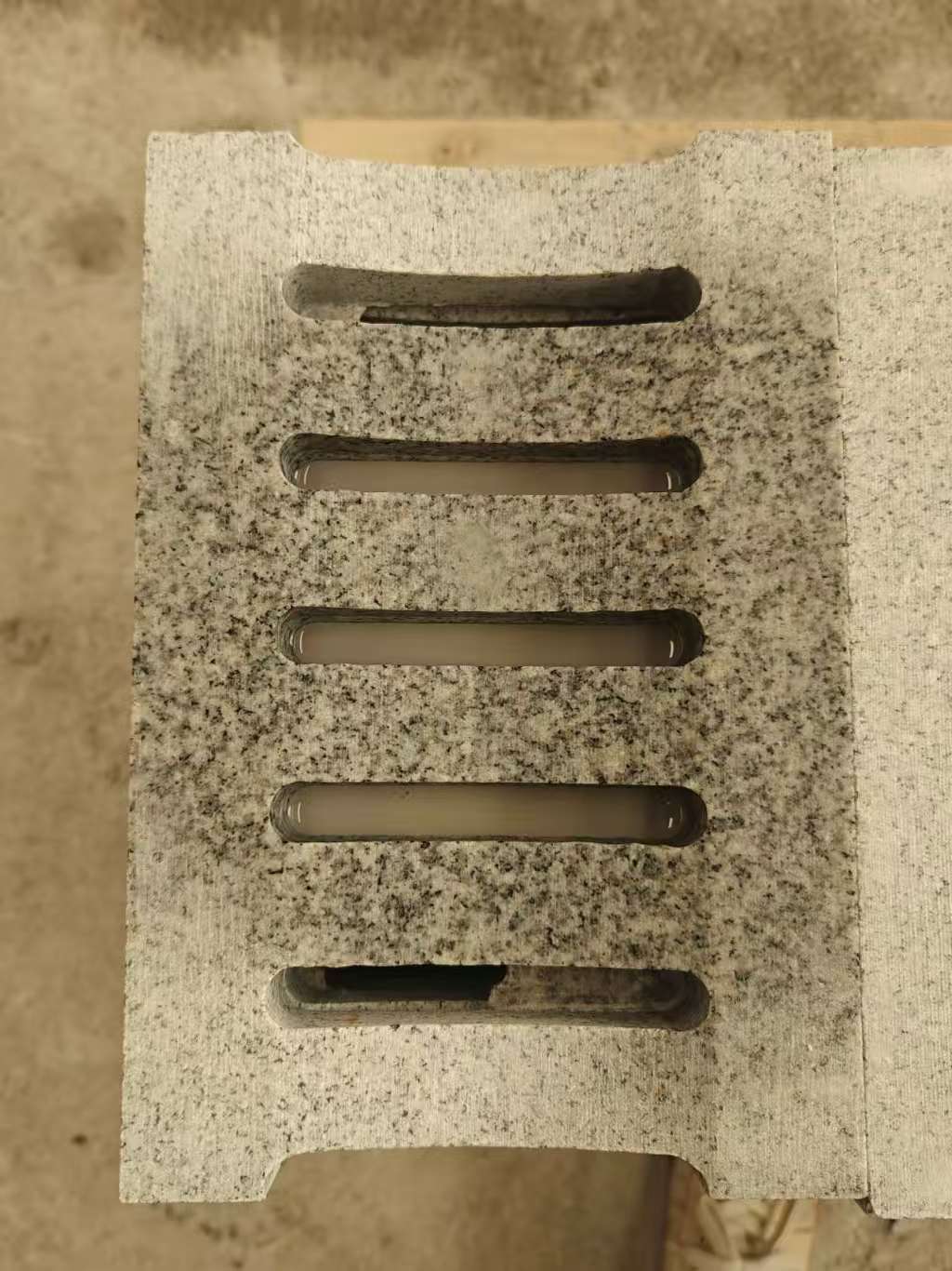 四川 芝麻白拉丝面花岗岩U型开槽排水槽